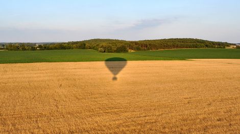 Ballon über Feldern, Bild: imago images/U. Gernhöfer